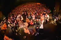 「UKFC on the Road 2012」福岡DRUM LOGOS公演終了後の記念撮影。（Photo by 古溪一道）