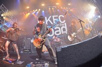 BIGMAMAのステージにハヤシ（POLYSICS）が飛び入り出演。（Photo by 古溪一道）