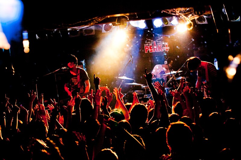 ライブでは新曲やカバーを含め18曲を熱演したSAKANAMON。MCでは初ライブの思い出も暴露された。（撮影：Masayoshi Akutsu）