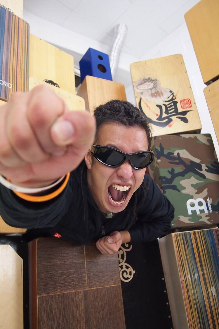 →PJ←のHIROがカホン教則本発売、クリニックツアーも実施 - 音楽ナタリー