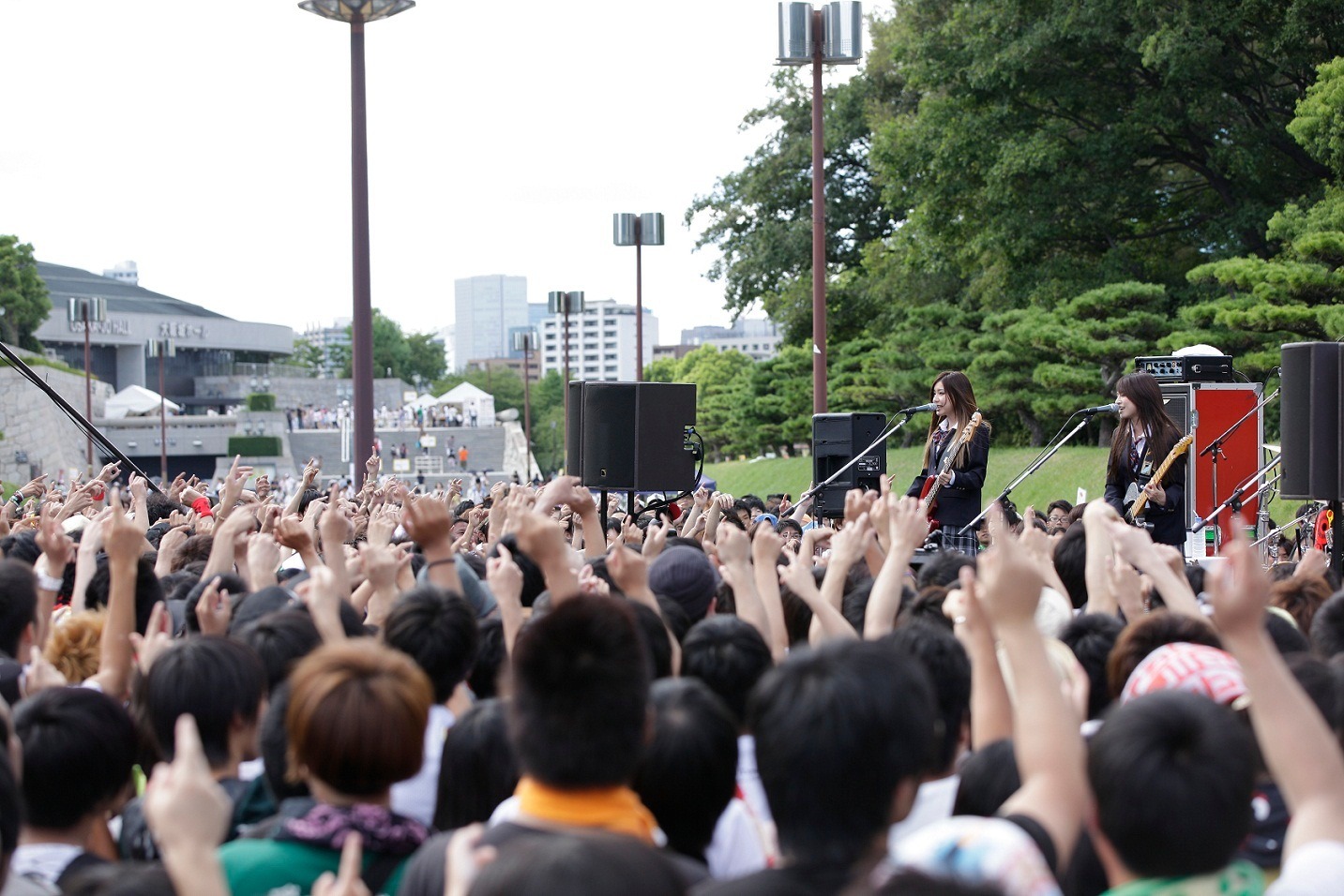 SCANDALが8月26日に行った城天ストリートでのライブの様子。