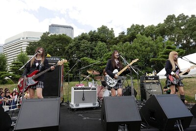 SCANDALが8月26日に行った城天ストリートでのライブの様子。