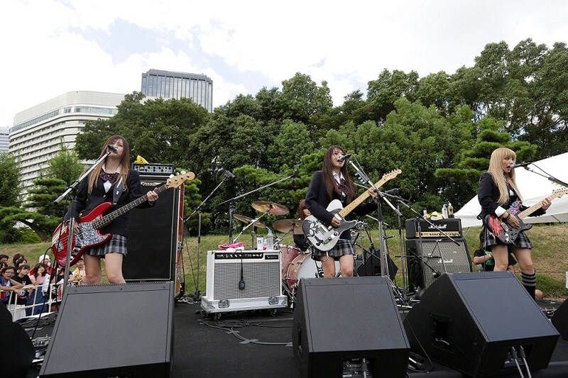 SCANDALが8月26日に行った城天ストリートでのライブの様子。