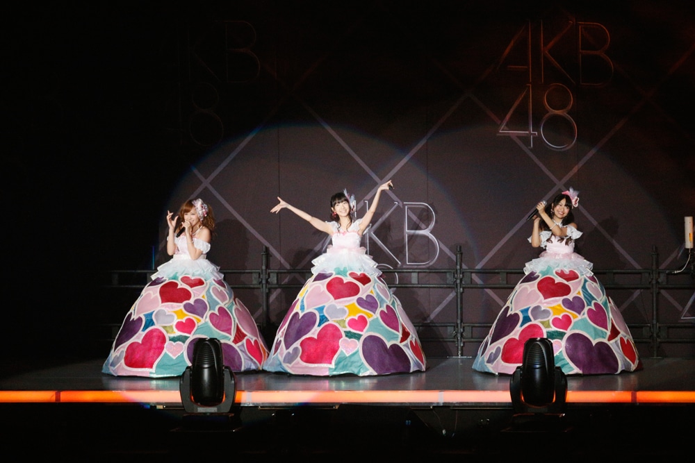 「ハート型ウイルス」を歌う河西智美、柏木由紀、北原里英（写真は8月26日公演より）。 (C)AKS
