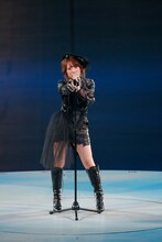 「虫のバラード」を歌う高橋みなみ（写真は8月26日公演より）。 (C)AKS