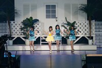 「渚のCHERRY」を歌う前田敦子（写真は8月26日公演より）。 (C)AKS