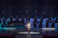 「桜の花びら」を歌う前田敦子（写真は8月26日公演より）。 (C)AKS
