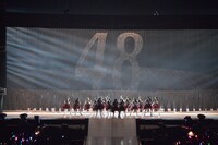 「RIVER」を披露するAKB48（写真は8月26日公演より）。 (C)AKS