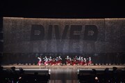 「RIVER」を披露するAKB48（写真は8月26日公演より）。 (C)AKS