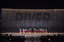 「RIVER」を披露するAKB48（写真は8月26日公演より）。 (C)AKS