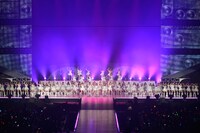 「フライングゲット」を披露するAKB48（写真は8月26日公演より）。 (C)AKS