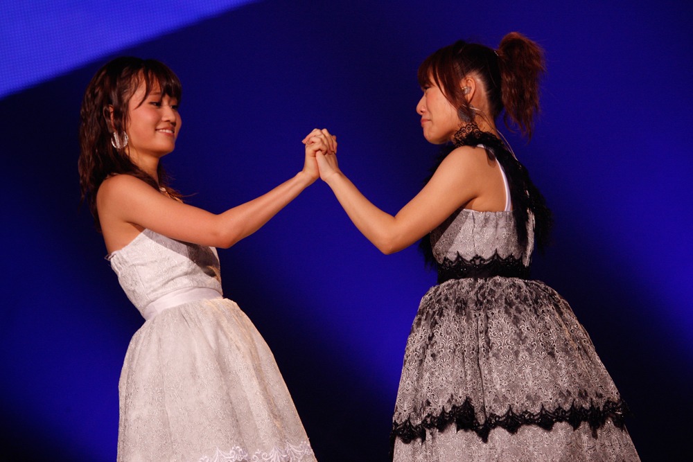 前田敦子、高橋みなみ（写真は8月25日公演より）。 (C)AKS