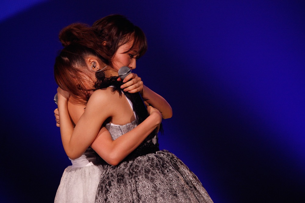 前田敦子、高橋みなみ（写真は8月25日公演より）。 (C)AKS