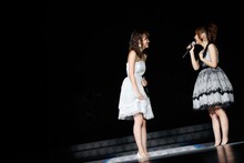 前田敦子、高橋みなみ（写真は8月25日公演より）。 (C)AKS