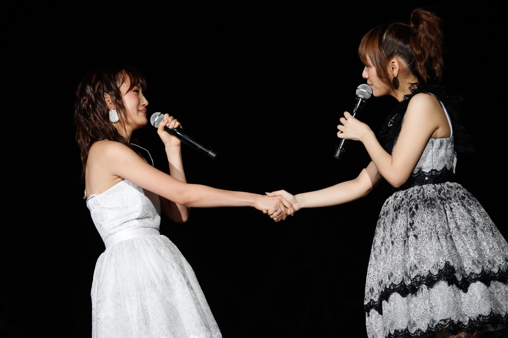 前田敦子、高橋みなみ（写真は8月25日公演より）。 (C)AKS