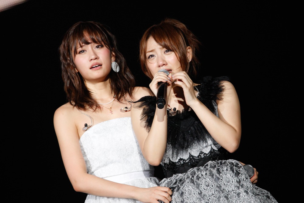 前田敦子、高橋みなみ（写真は8月25日公演より）。 (C)AKS