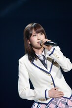 「桜の花びら」を歌う前田敦子（写真は8月26日公演より）。 (C)AKS