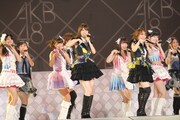 「会いたかった」を歌うAKB48（写真は8月26日公演より）。 (C)AKS