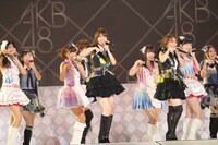 「会いたかった」を歌うAKB48（写真は8月26日公演より）。 (C)AKS