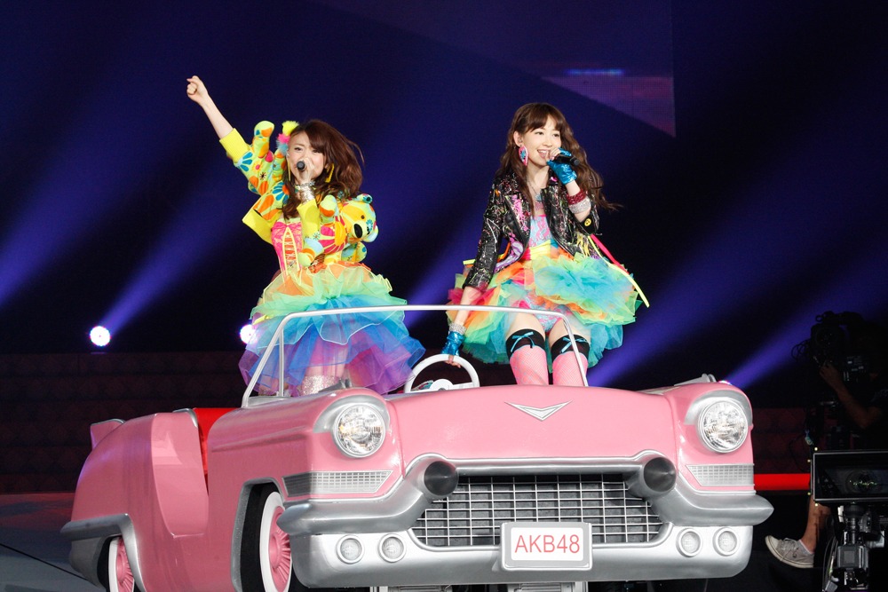 「スキャンダラスに行こう」を歌う大島優子、小嶋陽菜（写真は8月26日公演より）。 (C)AKS