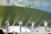 「向日葵」を歌う梅田彩佳、松井珠理奈、板野友美、宮澤佐江（写真は8月26日公演より）。 (C)AKS