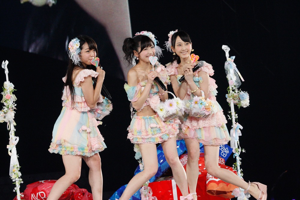 「キャンディー」を歌う峯岸みなみ、渡辺麻友、松井玲奈（写真は8月26日公演より）。 (C)AKS