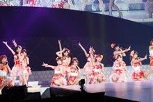 「ハッピーA！」を披露するAKB48チームA（写真は8月26日公演より）。 (C)AKS