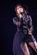 「虫のバラード」を歌う高橋みなみ（写真は8月26日公演より）。 (C)AKS