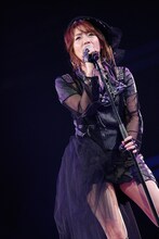 「虫のバラード」を歌う高橋みなみ（写真は8月26日公演より）。 (C)AKS