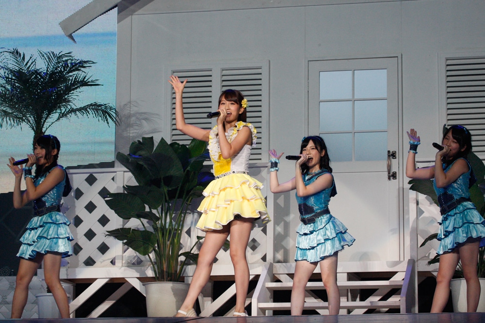 「渚のCHERRY」を歌う前田敦子（写真は8月26日公演より）。 (C)AKS