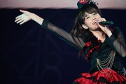 「黒い天使」を歌う前田敦子（写真は8月26日公演より）。 (C)AKS