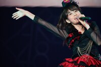 「黒い天使」を歌う前田敦子（写真は8月26日公演より）。 (C)AKS