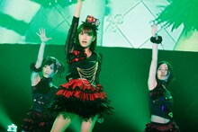 「黒い天使」を歌う前田敦子（写真は8月26日公演より）。 (C)AKS