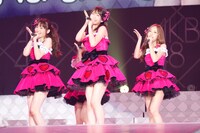 「アイドルなんて呼ばないで」を歌う前田敦子、大島優子、小嶋陽菜、板野友美（写真は8月26日公演より）。 (C)AKS