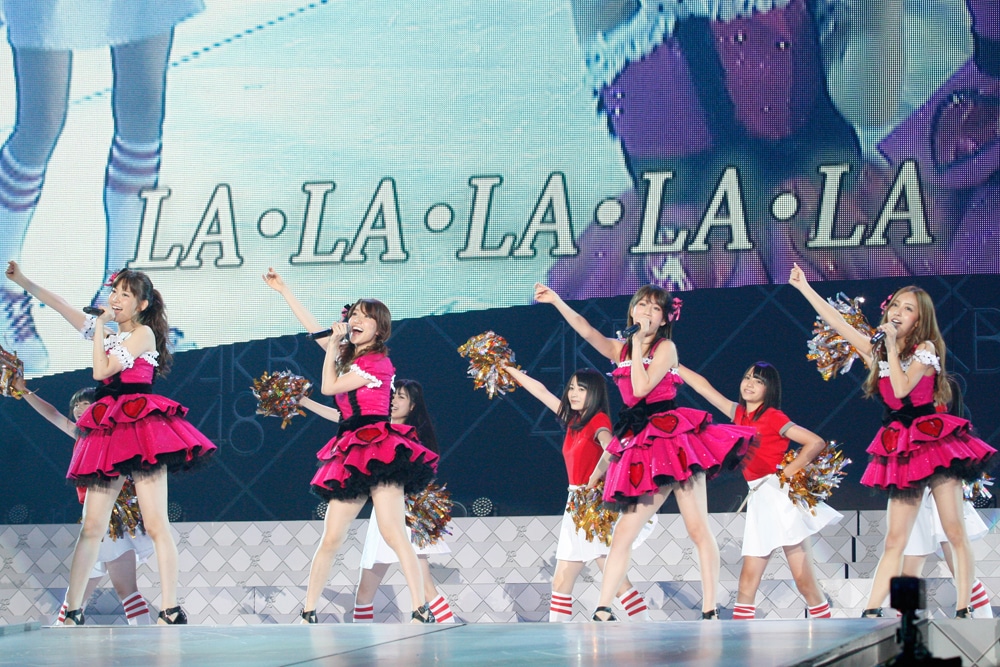 「アイドルなんて呼ばないで」を歌う前田敦子、大島優子、小嶋陽菜、板野友美（写真は8月26日公演より）。 (C)AKS