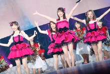 「アイドルなんて呼ばないで」を歌う前田敦子、大島優子、小嶋陽菜、板野友美（写真は8月26日公演より）。 (C)AKS