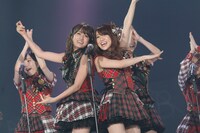 「ヘビーローテーション」を歌う前田敦子、大島優子（写真は8月25日公演より）。 (C)AKS