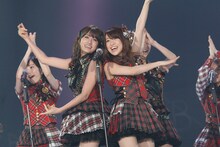 「ヘビーローテーション」を歌う前田敦子、大島優子（写真は8月25日公演より）。 (C)AKS