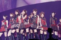 「ヘビーローテーション」を歌うAKB48（写真は8月25日公演より）。 (C)AKS