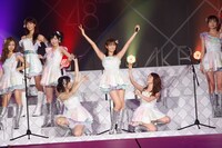 「フライングゲット」を披露するAKB48（写真は8月26日公演より）。 (C)AKS