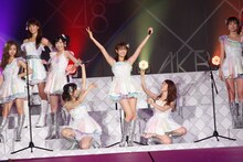 「フライングゲット」を披露するAKB48（写真は8月26日公演より）。 (C)AKS