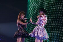 「僕たちは 今 話し合うべきなんだ」を歌う板野友美、柏木由紀（写真は8月25日公演より）。 (C)AKS