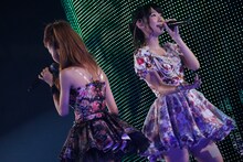 「僕たちは 今 話し合うべきなんだ」を歌う板野友美、柏木由紀（写真は8月25日公演より）。 (C)AKS