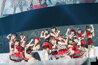 「ワッショイB！」を披露するAKB48チームB（写真は8月25日公演より）。 (C)AKS