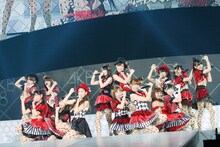 「ワッショイB！」を披露するAKB48チームB（写真は8月25日公演より）。 (C)AKS