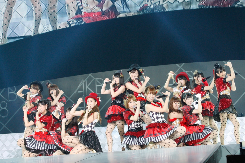 「ワッショイB！」を披露するAKB48チームB（写真は8月25日公演より）。 (C)AKS