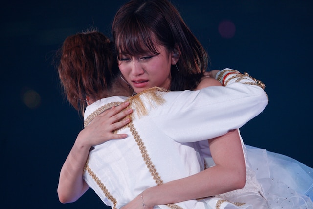 メンバーと抱擁を交わす前田敦子（写真は8月26日公演より）。 (C)AKS