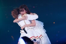 メンバーと抱擁を交わす前田敦子（写真は8月26日公演より）。 (C)AKS