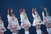 前田敦子を見送るAKB48メンバー（写真は8月26日公演より）。 (C)AKS