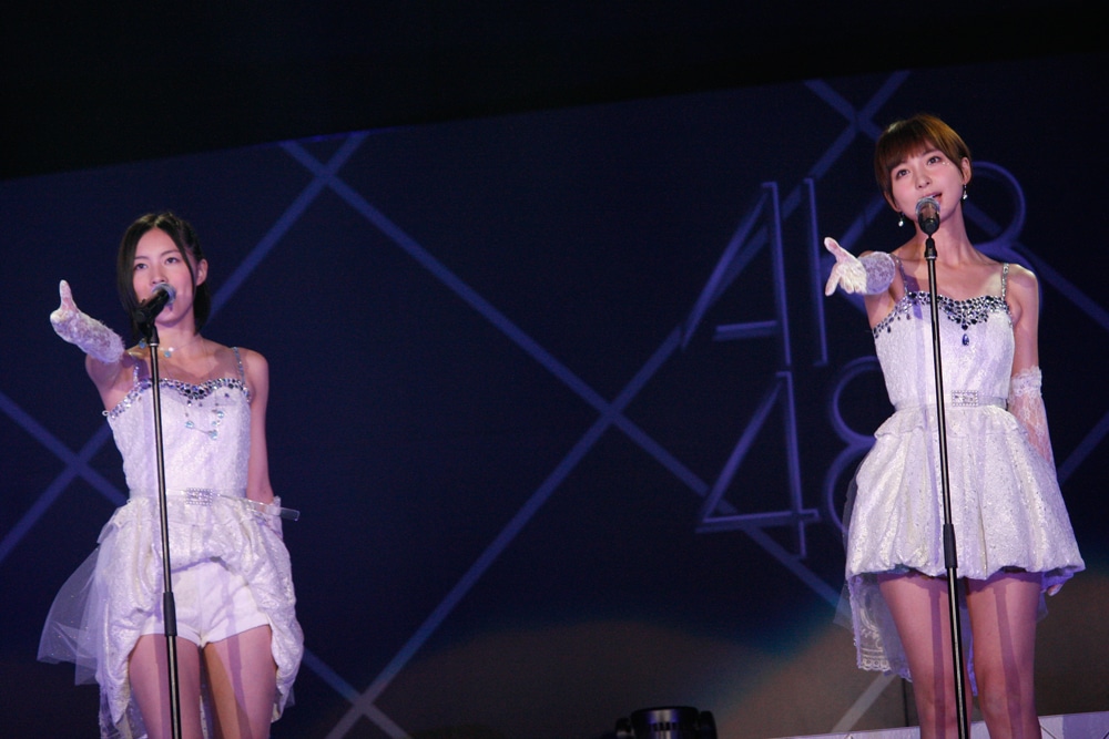 「てもでもの涙」を歌う松井珠理奈、篠田麻里子（写真は8月25日公演より）。 (C)AKS